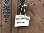 Kirchentür mit Schild "Kirche geöffnet" Kirchentür mit Schild "Kirche geöffnet"